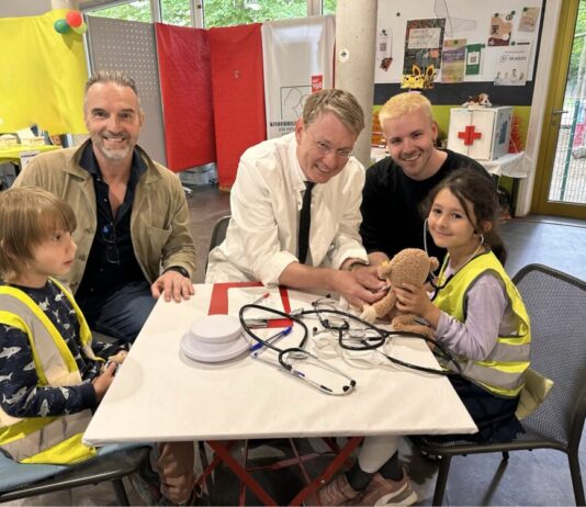 Mit Herz und Kuscheltier: Teddyklinik bringt Kindern Klinikalltag näher