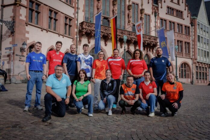 Trikottag-Gruppenbild-mit-verschiedenen-Trikots-Copyright-und-Foto-Isaak-Papadopoulos