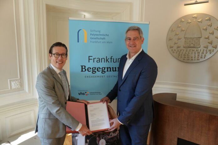 Vorstandsvorsitzender-Frank-E-P-Dievernich-und-VHS-Direktor-Danijel-Dejanovic-Copyright-Stiftung-Polytechnische-Gesellschaft-Frankfurt-am-Main