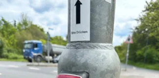 Ampeltaster in Rot-Weiß und Fahnen zum 125. Jubiläum des OFC