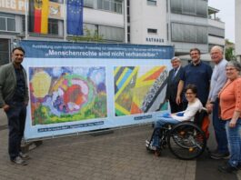 Bannerausstellung auf dem Riedstädter Rathausplatz zur Gleichstellung von Menschen mit Behinderung