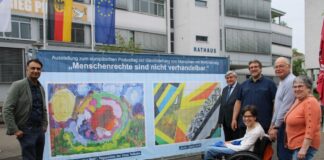 Bannerausstellung auf dem Riedstädter Rathausplatz zur Gleichstellung von Menschen mit Behinderung