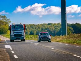 Mit Geduld über die Landstraße: ADAC erklärt, welche Gefahren beim Überholen lauern