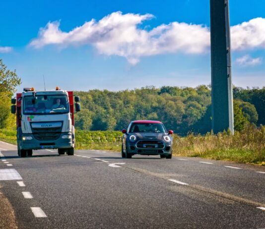 Mit Geduld über die Landstraße: ADAC erklärt, welche Gefahren beim Überholen lauern