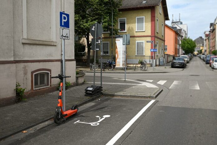 E-Scooter-Stellplaetze-Antoniterstraße-Copyright-traffiq-Rainer-Rueffer