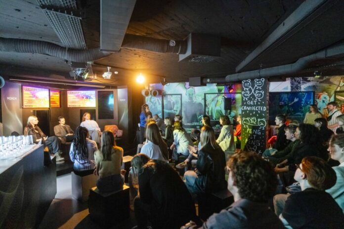 Paneltalk-zum-Thema-queere-Clubkultur-im-MOMEM-Copyright-Stadt-Frankfurt-am-Main-Foto-Martin-Leissl