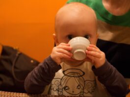 Wie viel Flüssigkeit benötigen Babys und Kleinkinder bei Hitze?