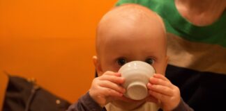 Wie viel Flüssigkeit benötigen Babys und Kleinkinder bei Hitze?