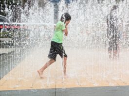 Wasserspielplatz PlayFountain auf dem Kochbrunnenplatz in Wiesbaden