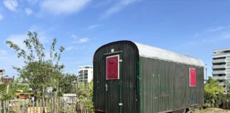 Bauwagen für Gartenutensilien im Hafengarten Offenbach