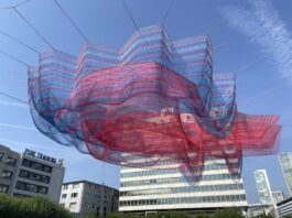 Das Netz schwebt: Monumentale Skulptur „A Sky Full of Hope“ über der Konstablerwache erfolgreich installiert
