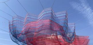 Das Netz schwebt: Monumentale Skulptur „A Sky Full of Hope“ über der Konstablerwache erfolgreich installiert