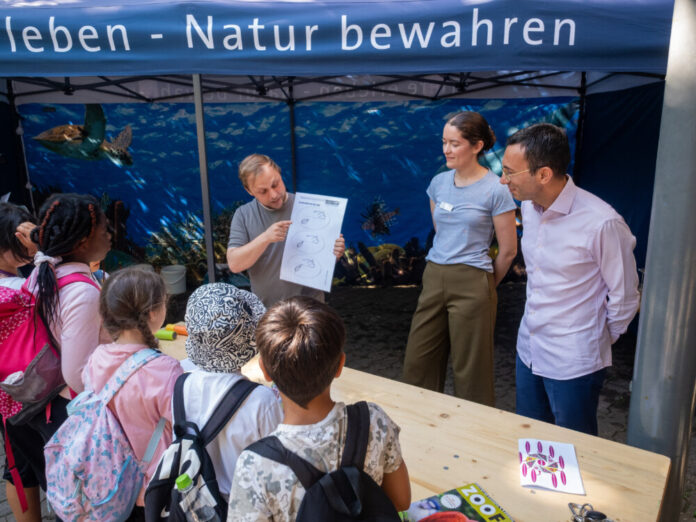 Ferienstart-Kinder-Zoomitarbeiter-und-Mike-Josef-Copyright-Stadt-Frankfurt-am-Main-Andreas-Varnhorn