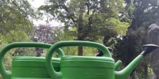 Neue Gießkannen für die Friedhöfe in Frankfurt