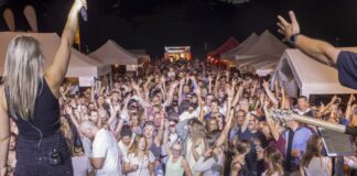 Weinfest in Obertshausen begeistert mit Musik, Wein und Sommerwetter