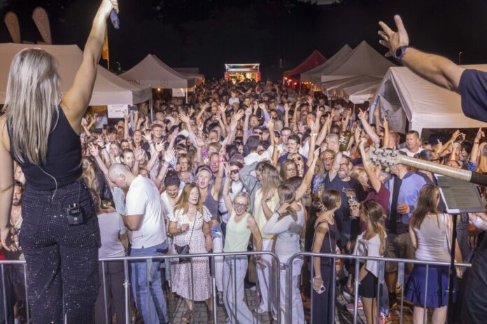 Weinfest begeistert mit Musik, Wein und Sommerwetter Obertshausen Bild 2
