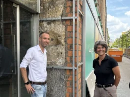 Vorarbeiten für behutsame Reparatur des Sandsteins an der Station Mitte in Offenbach