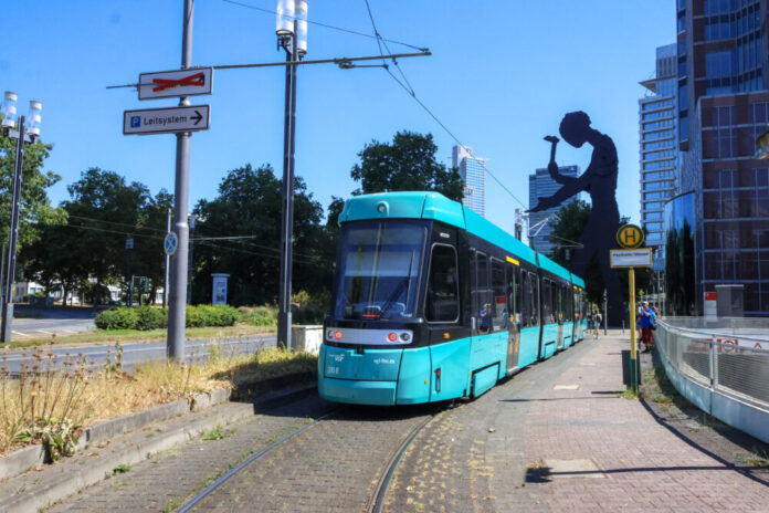 02-Pressefahrt-T-Wagen-Copyright-Stadt-Frankfurt-am-Main-Foto-Jan-Hassenpflug