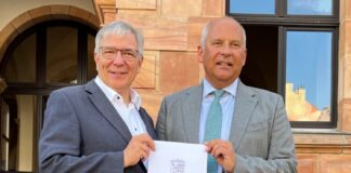Innenminister Poseck übergibt Förderbescheid zum weiteren Betrieb des Feuerlöschbootes „Franz-Anton-Schneider“