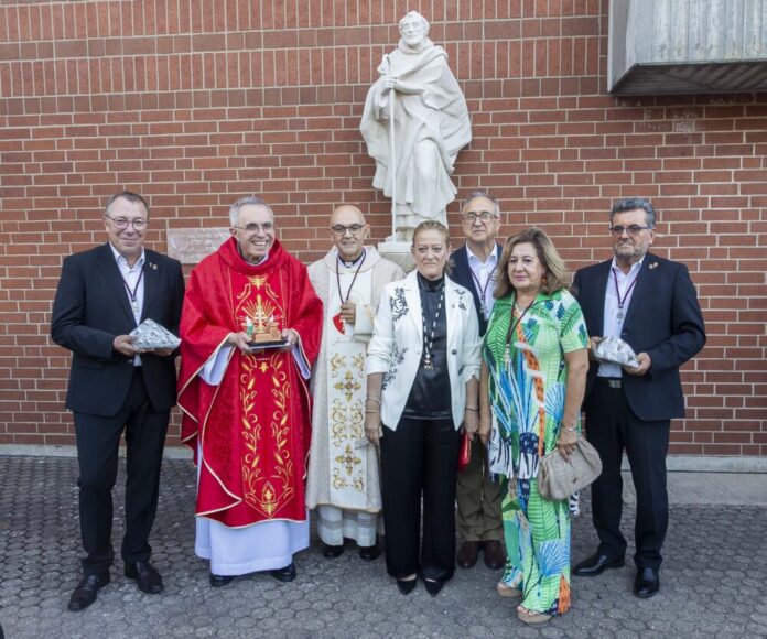 Gottesdienst, Statue und Blick in die Zukunft Obertshausen Bild 1