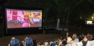 Open-Air-Kino im Bad Heusenstamm begeistert Filmfans unter freiem Himmel