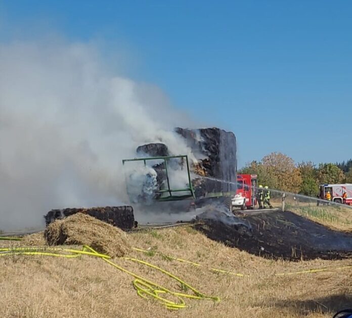 Heuballenbrand auf landwirtschaftlichem Anhänger bei Hassenroth.