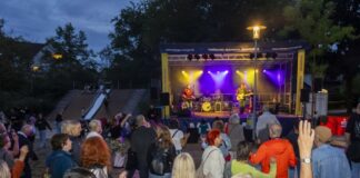 Kultursommer in Obertshausen endet mit tanzendem Publikum im Beethovenpark