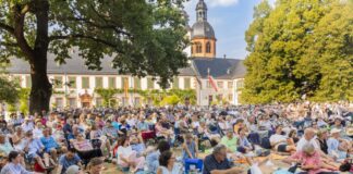 Ein Sommernachtstraum unter freiem Himmel: Picknickkonzert auf der Klosterhofwiese in Seligenstadt