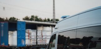 Polizei kontrolliert Lastwagen auf der A67 bei Lorsch