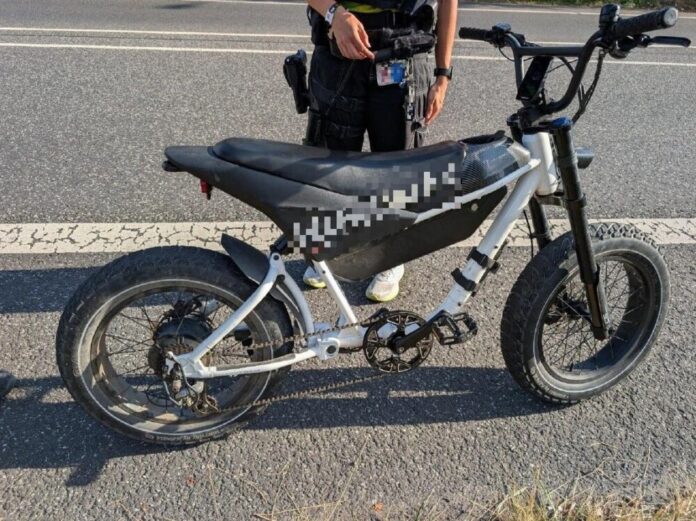 Das angehaltene und danach sichergestellte Fahrrad mit Elektromotor.