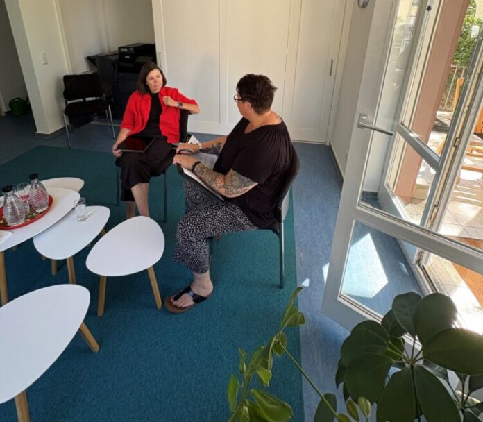 christel-sproessler-vor-ort-in-pfungstadt-bei-der-sprechstunde-des-kindespflegedienstes