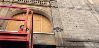 Historische Sandsteinfassade an der künftigen Station Mitte wird gereinigt
