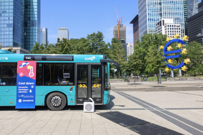 Kuehle-Busse-am-Willy-Brandt-Platz-bieten-obdachlosen-Meschen-Hitzeschutz-Copyright-Stadt-Frankfurt-am-Main-Foto-Hassenpflug
