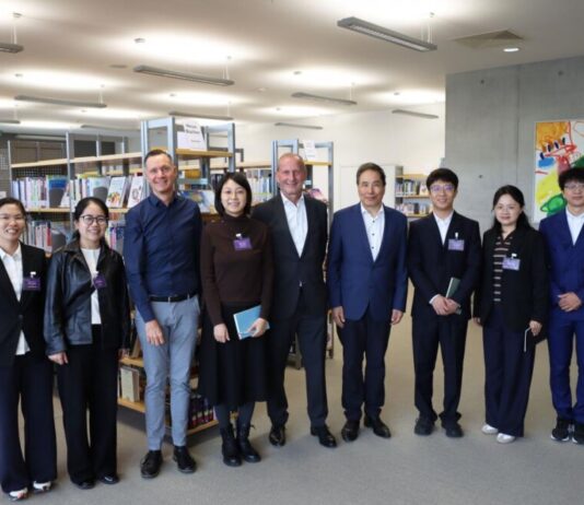 Chinesische Delegation besucht Stadtbücherei Langen