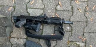 Scharfe Schusswaffen, Bargeld und Drogen bei Durchsuchungen sichergestellt