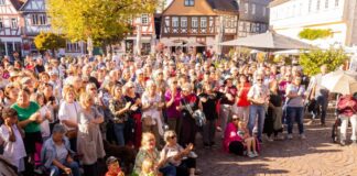 Singend über Grenzen hinweg: Großer Flashmob auf dem Seligenstädter Marktplatz