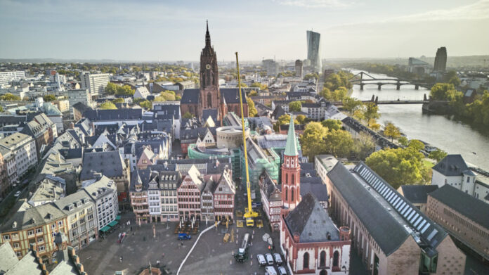 SCHIRN-Kran-Montage-1-Copyright-Stadt-Frankfurt-am-Main-Norbert-Miguletz