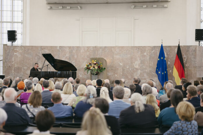 Sebastian-Krumbiegel-am-Fluegel-in-der-Paulskirche-Copyright-Stadt-Frankfurt-am-Main-Christes