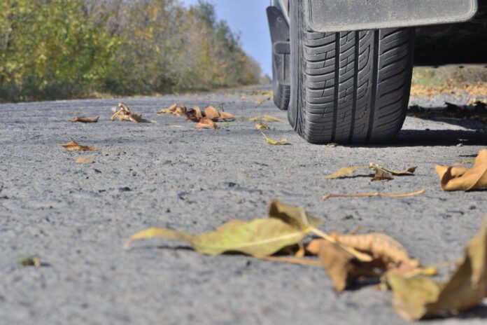 Herbstlaub Reifen Auto